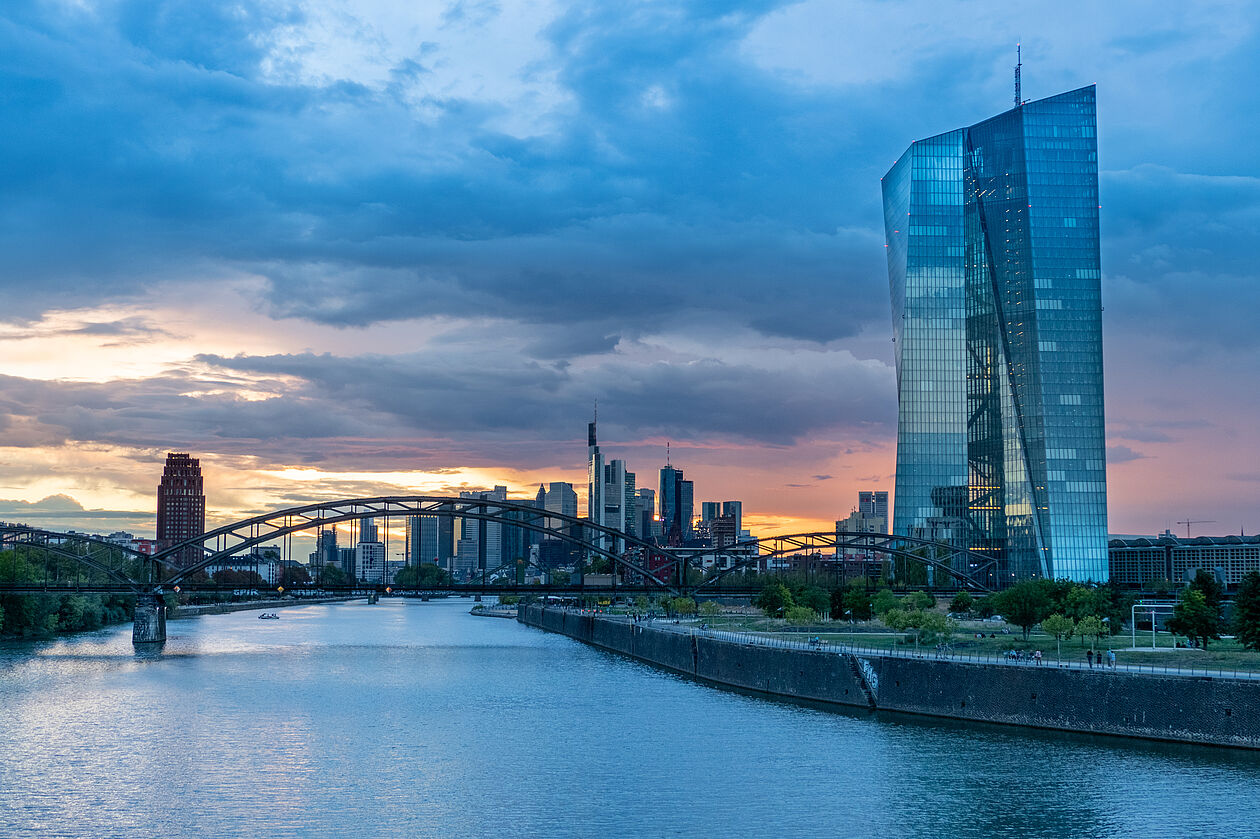 Leitzinsentscheidungen wirken direkt auf Kreditzinsen in Österreich. Europäische Zentralbank in Frankfurt als Symbol für Leitzinsentscheidungen im Euroraum