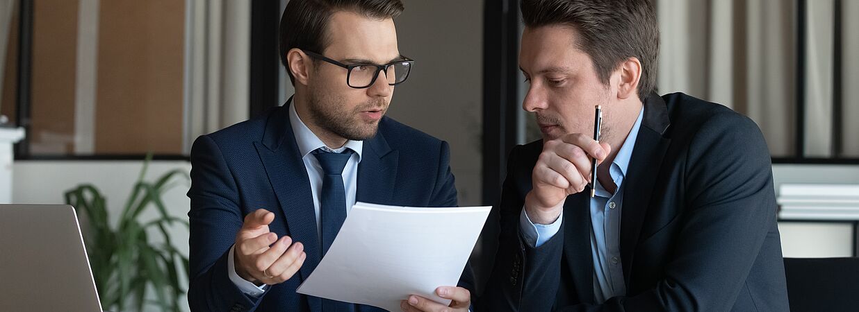 zwei männer beim gespräch