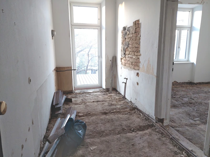 Altbau-Rohdiamant mit Balkon – Sanierungsobjekt im Herzen des 9. Bezirks