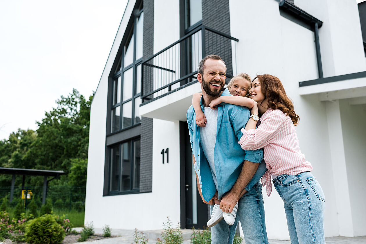 Familie vor Haus