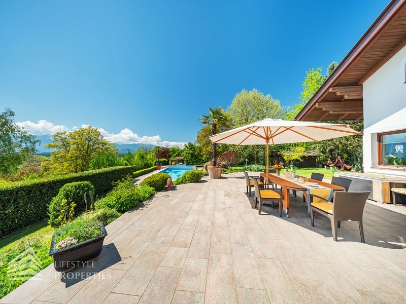 Prachtvolle Villa mit Pool und Garten mit Blick auf den Wörthersee und die mächtigen Karawanken