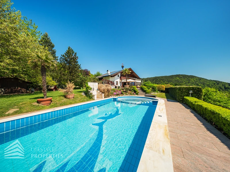Prachtvolle Villa mit Pool und Garten mit Blick auf den Wörthersee und die mächtigen Karawanken