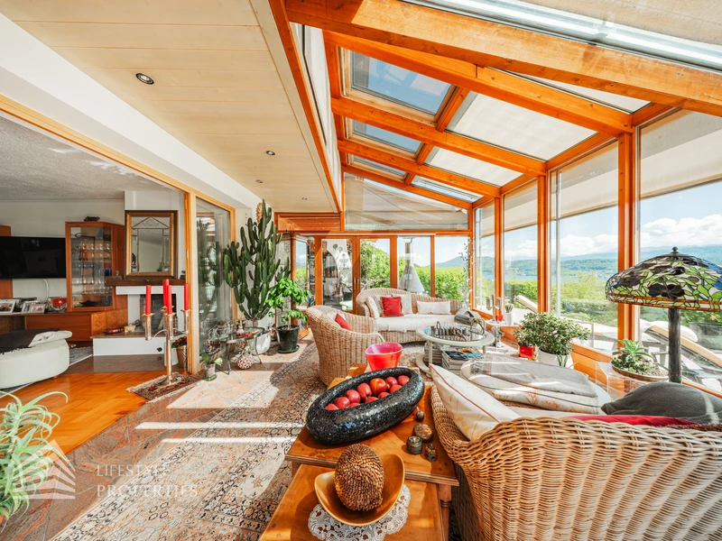 Prachtvolle Villa mit Pool und Garten mit Blick auf den Wörthersee und die mächtigen Karawanken
