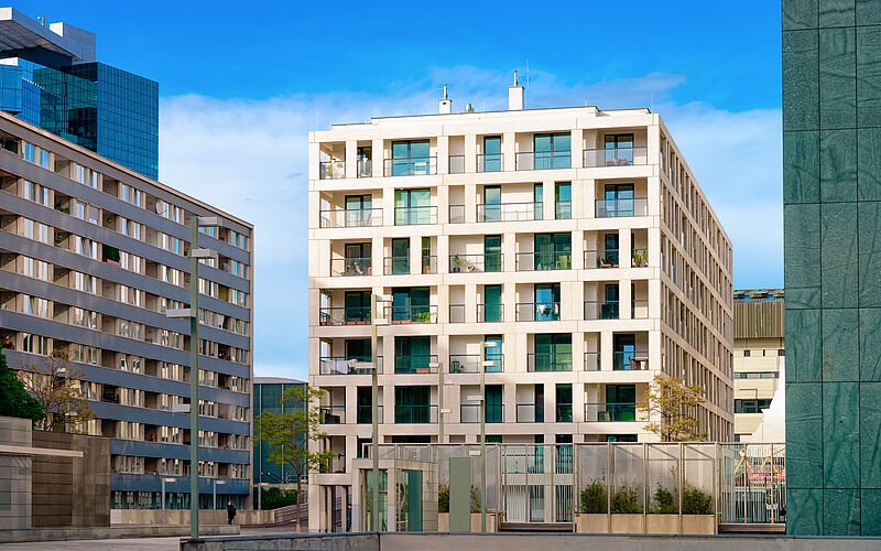 Moderner Neubau in Österreich mit Eigentumswohnungen, typisches Beispiel für Kauf vom Plan.
