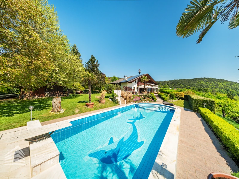 Prachtvolle Villa mit Pool und Garten mit Blick auf den Wörthersee und die mächtigen Karawanken