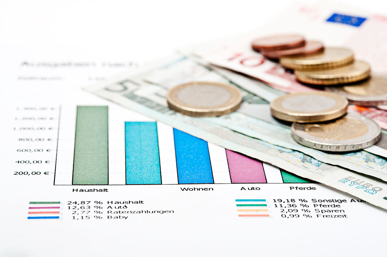 chart auf papier und banknoten sowie münzen