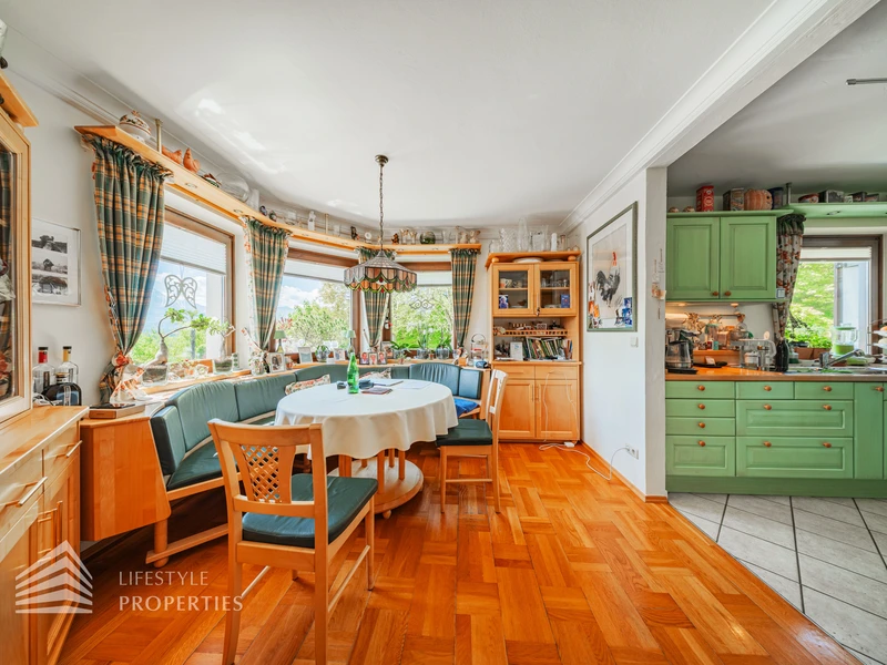 Prachtvolle Villa mit Pool und Garten mit Blick auf den Wörthersee und die mächtigen Karawanken
