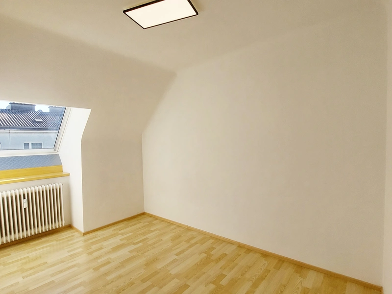 Helle 3-Zimmer-Wohnung mit separater Küche im Dachgeschoß