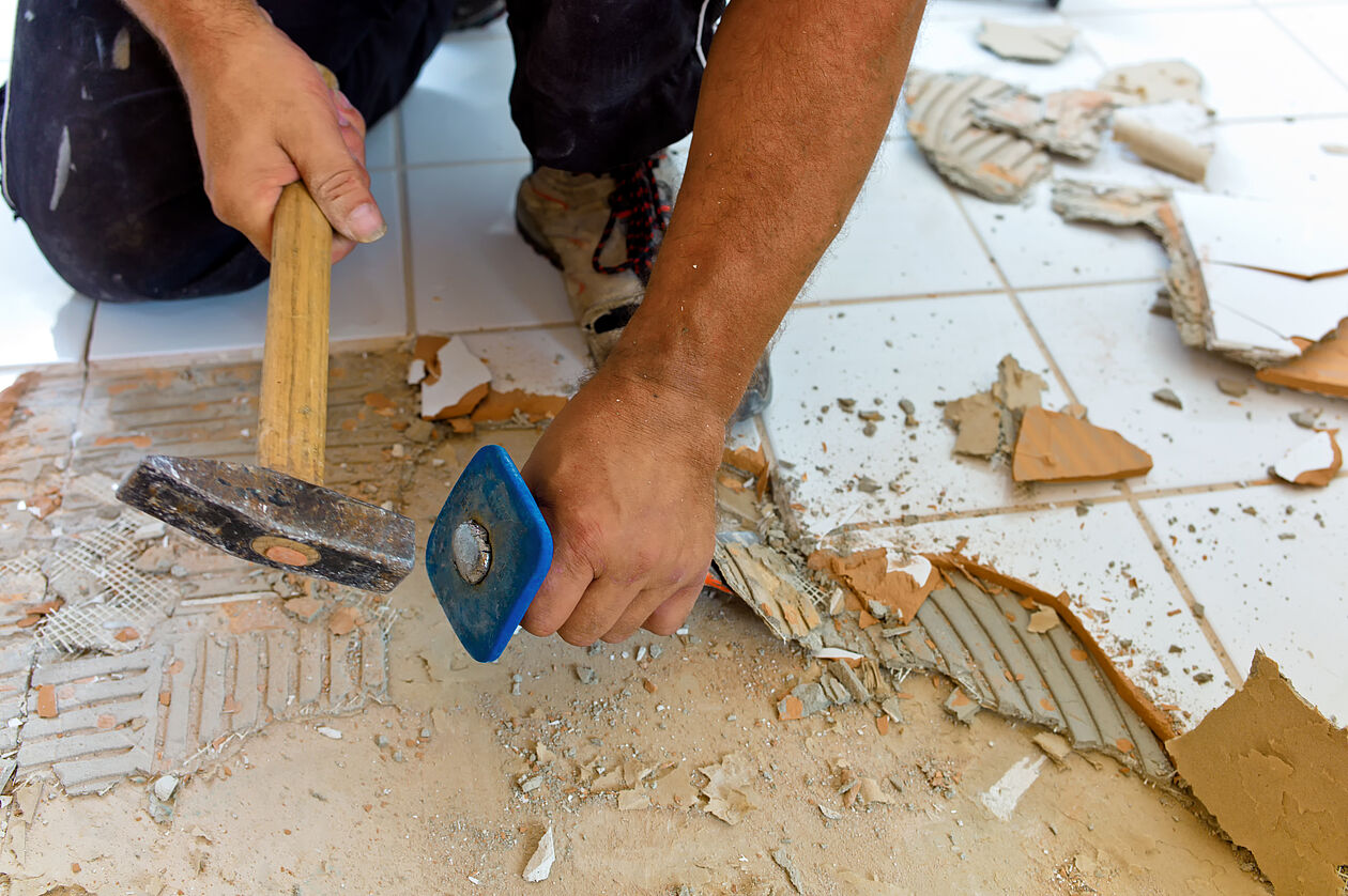 Mann renoviert Badezimmer