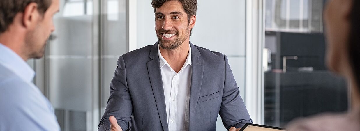 Finanzdiagramm mit Zinsentwicklung und Kursbewegungen am Kapitalmarkt