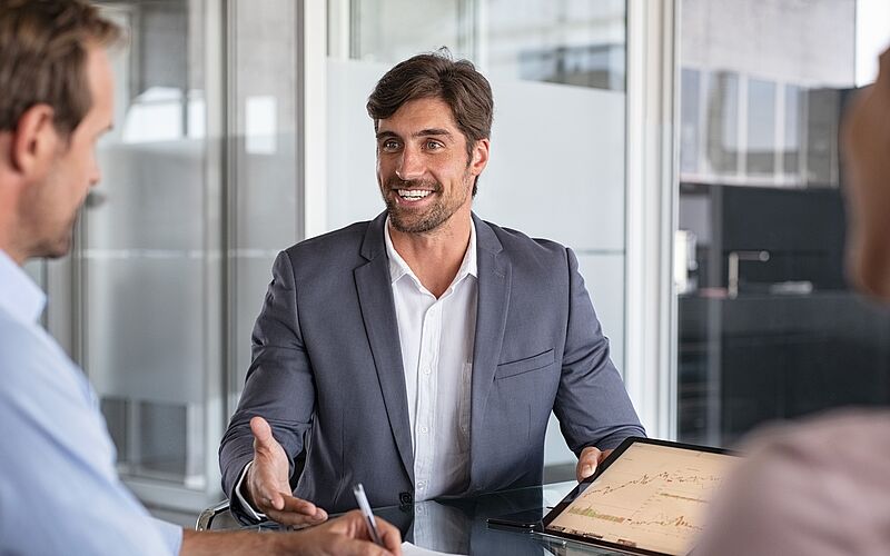 Finanzdiagramm mit Zinsentwicklung und Kursbewegungen am Kapitalmarkt