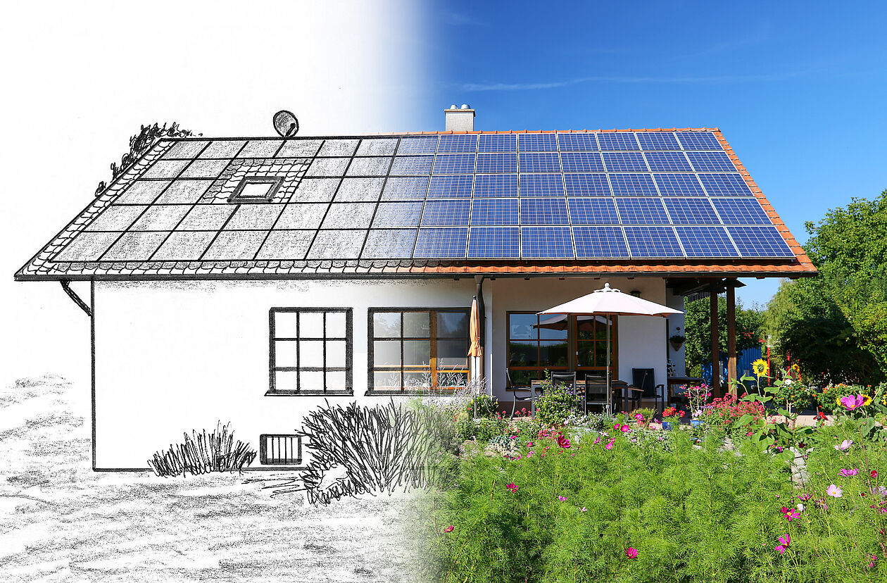 Zur Hälfte skizziertes Haus mit Solaranlage