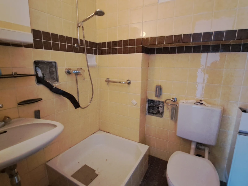 Sanierungsbedürftige 4-Zimmer Terrassen-Wohnung mit viel Potenzial!