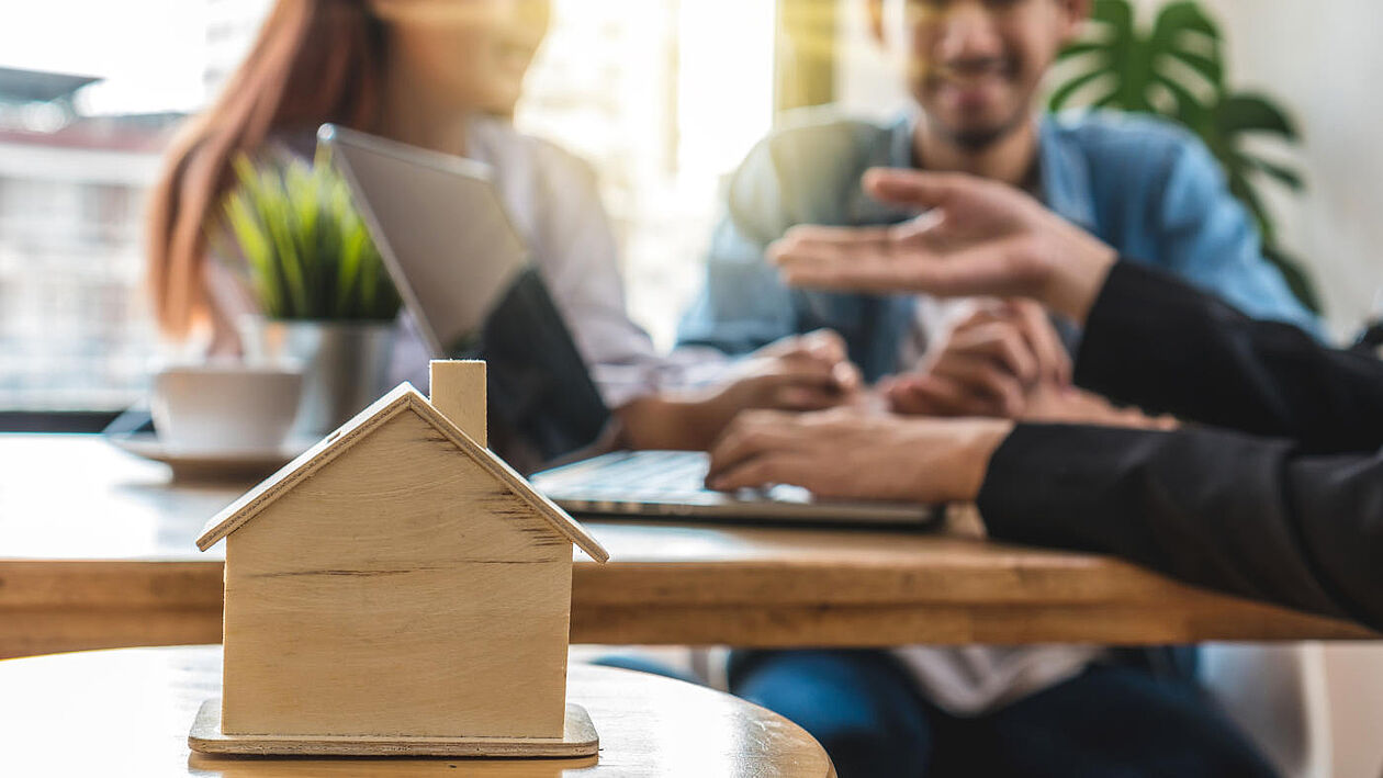 paar sitzt mit berater in einem immobilienbüro