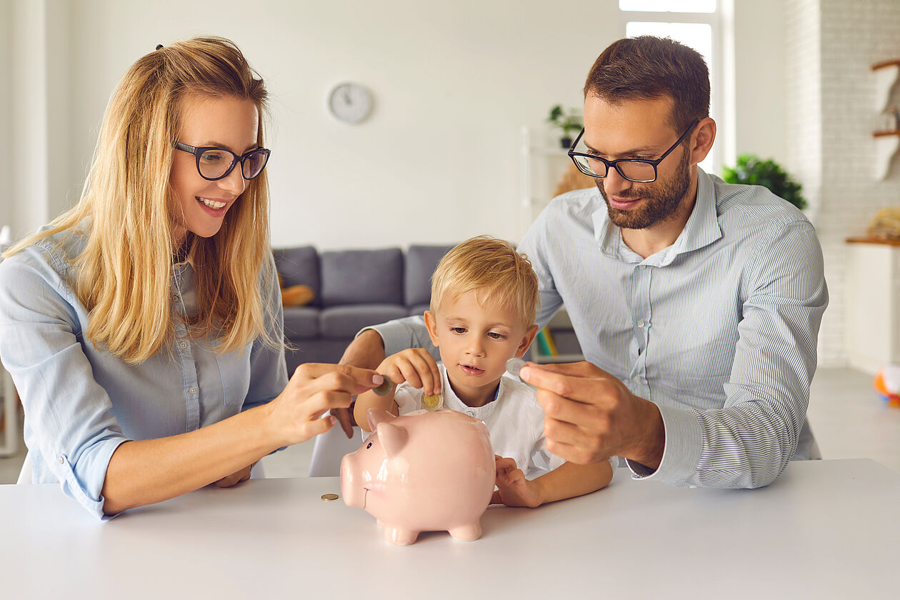 Familie mit Sparschwein