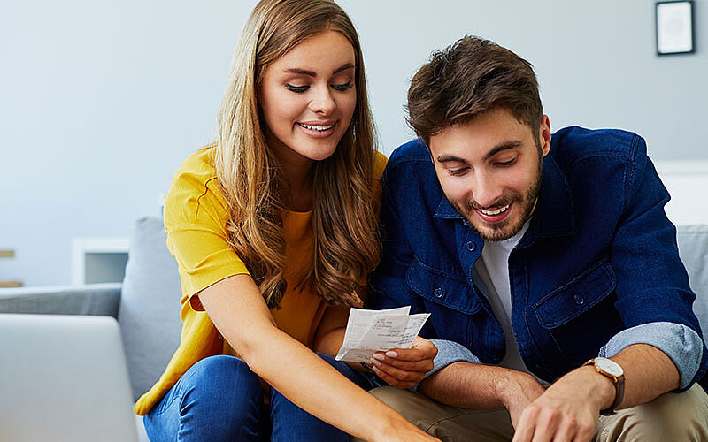 junges paar mit rechnungen