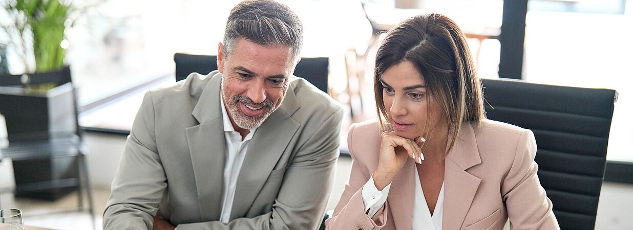 Finanzberater und Kundin besprechen Kredit- und Zinsstrategie