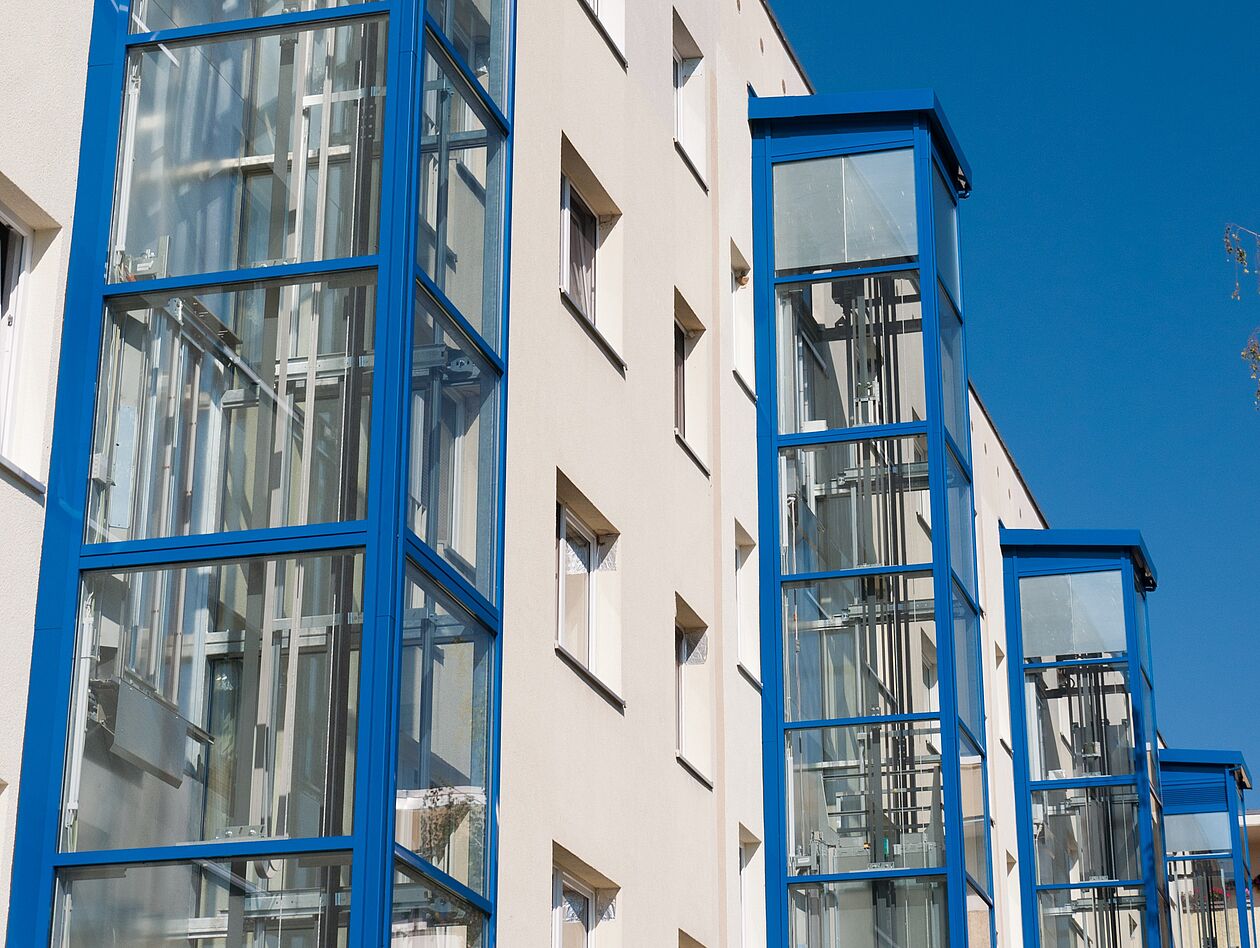 Ansicht eines klassischen Wiener Zinshauses mit einem dezent in den Innenhof integrierten Personenaufzug.