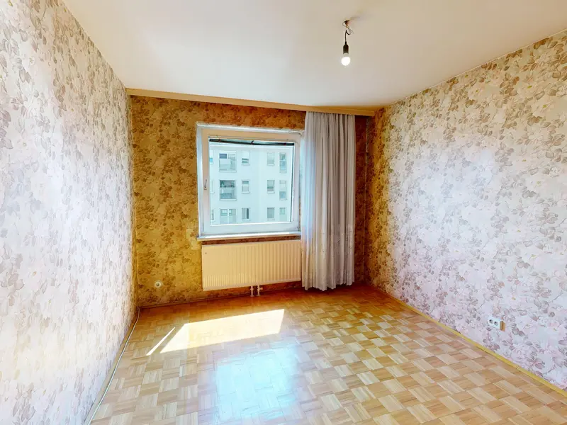 Modernisierungsbedürfte Wohnung im 5. Stock (mit Lift) sucht neue Eigentümer