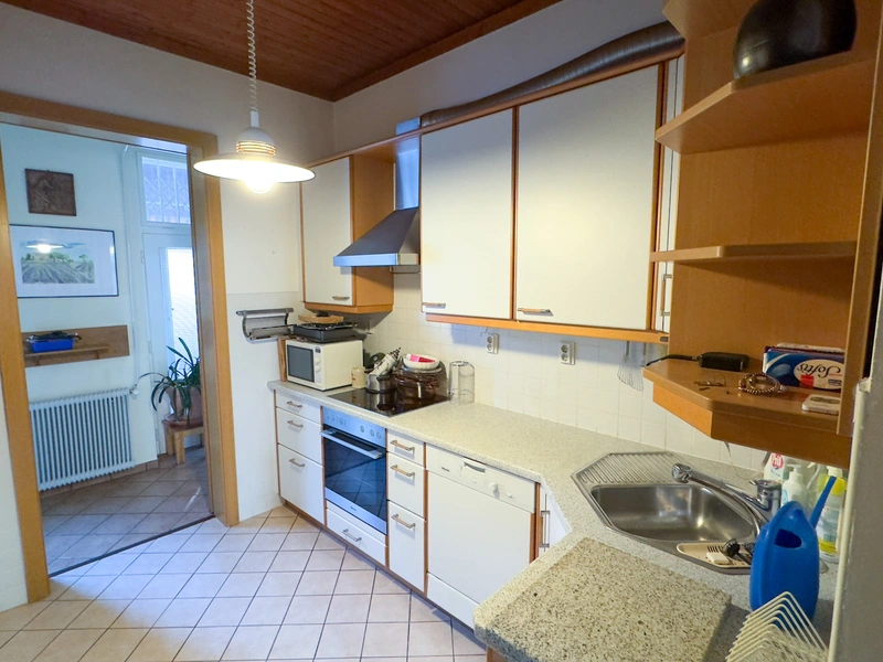 1 Minute von Wien - Haus mit Modernisierungs-Potenzial, südseitigem Garten und Garage
