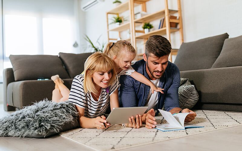  Familie mit Kind in der Wohnung