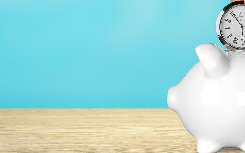 Uhr und Sparschwein