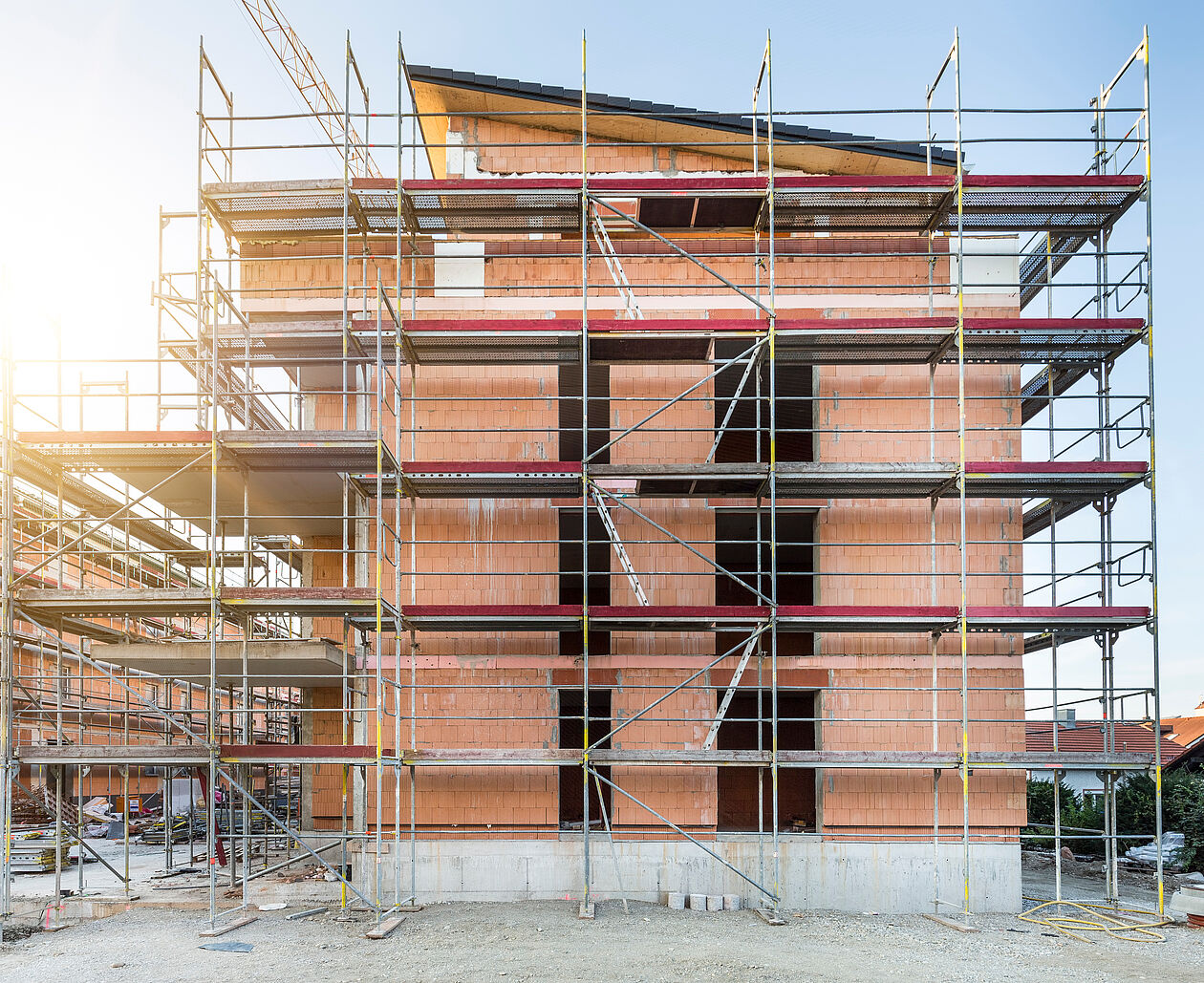 mehrstöckiges haus im rohbauzustand