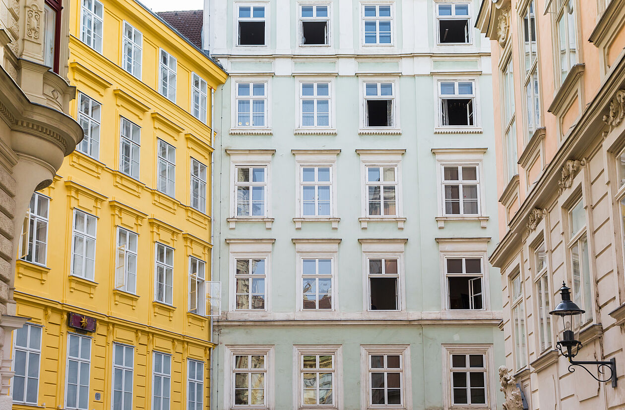 Altbau-Zinshaus in Österreich mit mehreren Wohnungen und klassischen Fassaden – Symbolbild für Mietrecht und Eigenbedarfskündigung.