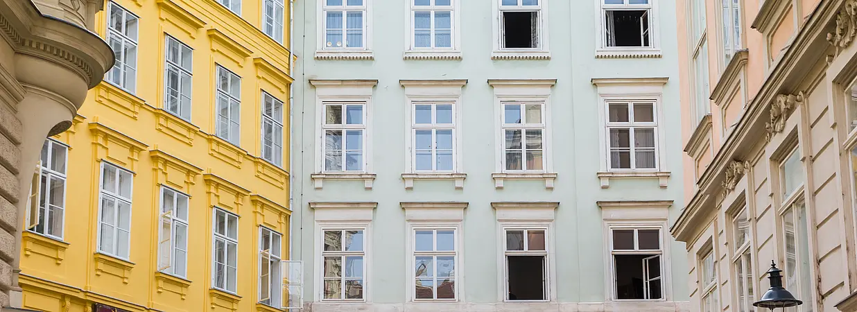 Altbau-Zinshaus in Österreich mit mehreren Wohnungen und klassischen Fassaden – Symbolbild für Mietrecht und Eigenbedarfskündigung.