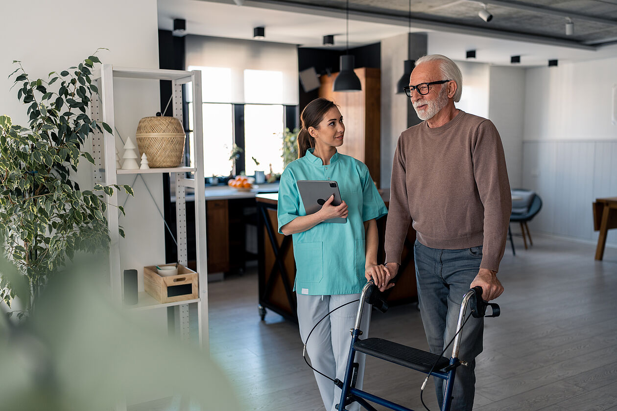 Senior mit Pflegehelferin