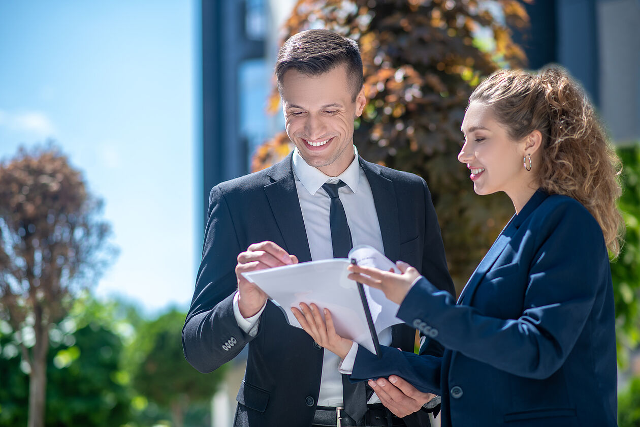 Immobilienmakler im Gespräch