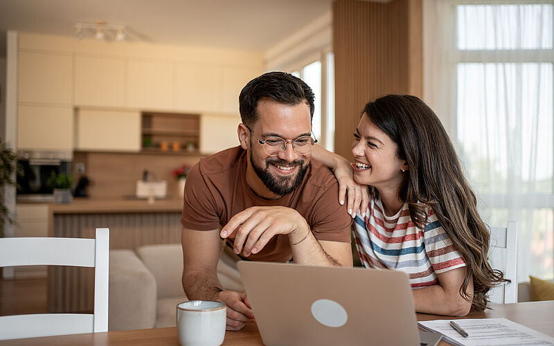 Die Haushaltsrechnung ist eine Art Einnahmen-Ausgaben-Rechnung, welche die Lebenserhaltungskosten und die Fixkosten beinhaltet. zwei personen sehen dokumente durch