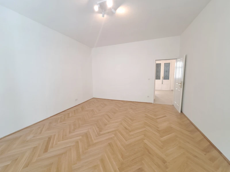 5 Zimmer-Altbauwohnung mit Balkon-Option im beliebten Stuwerviertel!
