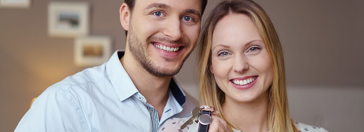 glückliches Paar mit Schlüssel