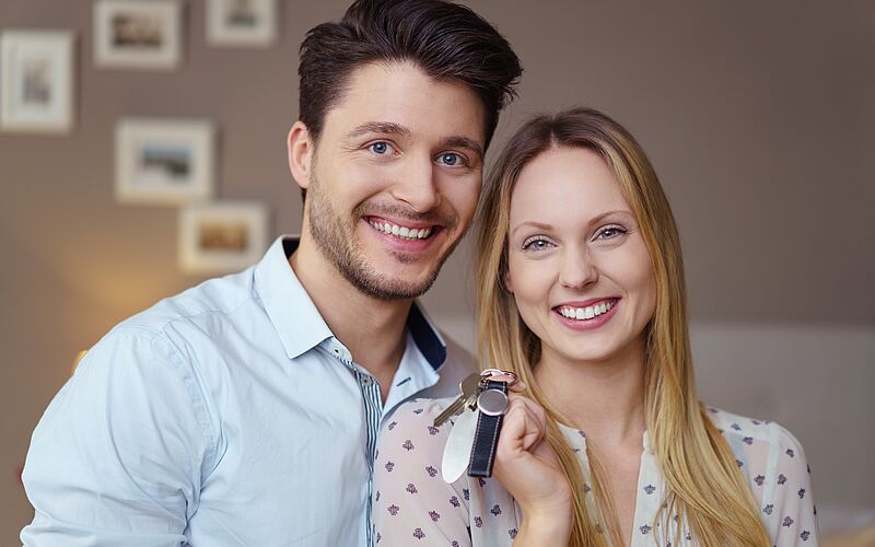 glückliches Paar mit Schlüssel