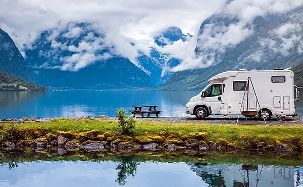Wohnmobil steht am See
