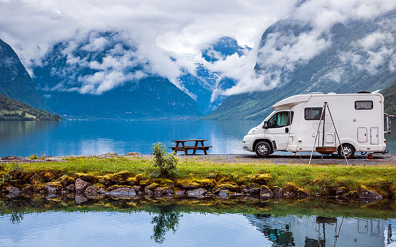 Wohnmobil steht am See