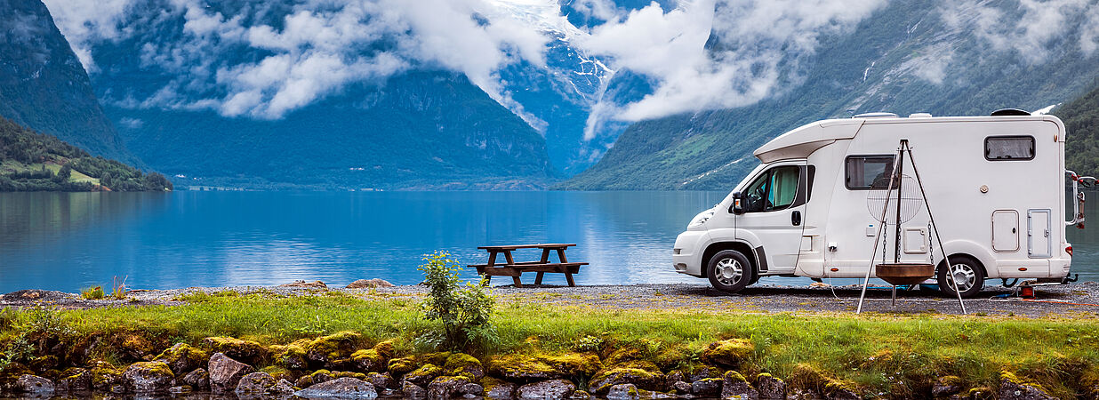 Wohnmobil steht am See