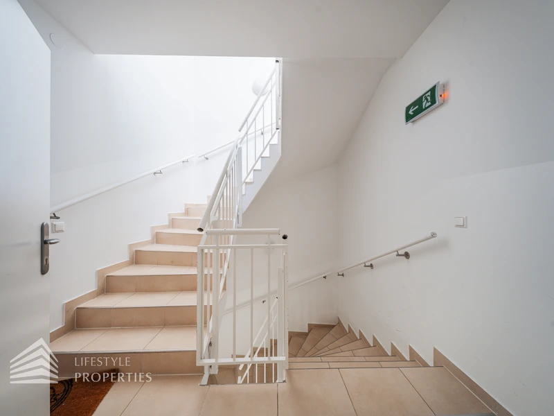 3,9% Rendite! Verpachtetes Apartmenthaus mit 16 Apartments und 2 Geschäftslokalen, Nähe Flughafen Wien
