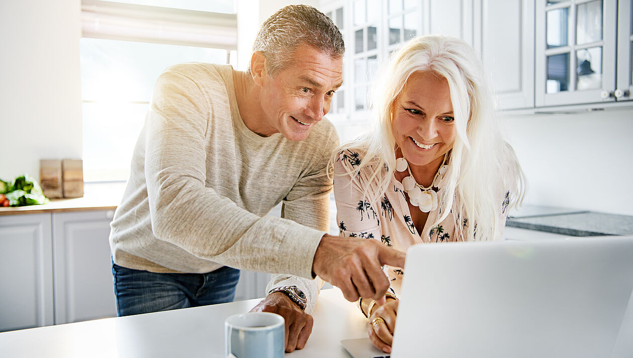 mann und frau schauen in einen Computer