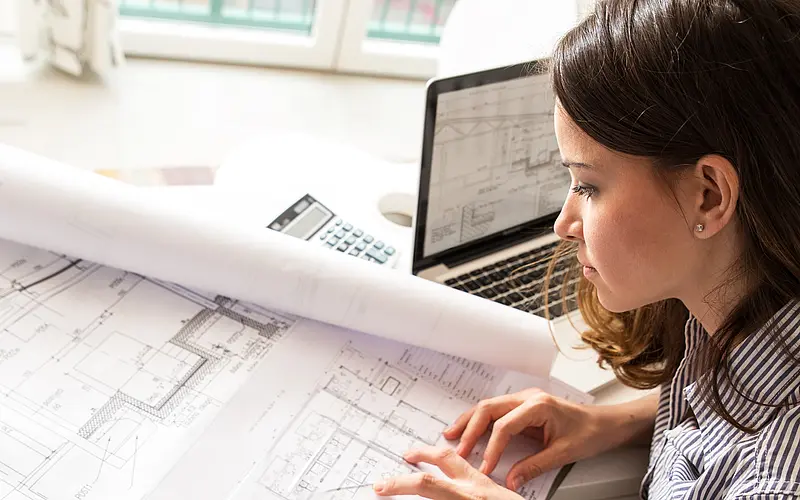Architektin mit Bauplan