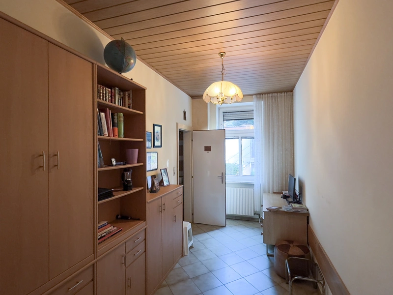 1 Minute von Wien - Haus mit Modernisierungs-Potenzial, südseitigem Garten und Garage