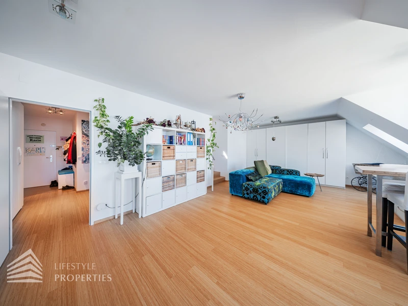 Elegante 3-Zimmer Dachgeschosswohnung mit Terrasse