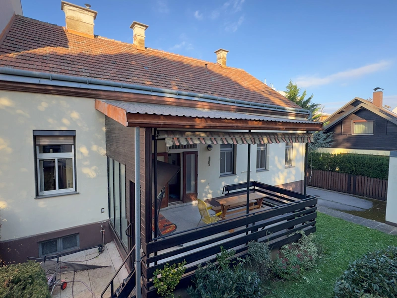 1 Minute von Wien - Haus mit Modernisierungs-Potenzial, südseitigem Garten und Garage