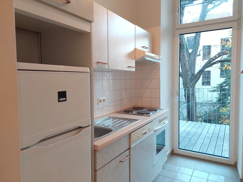 Ruhige Hoflage mit Balkon – Altbau-Charme im Herzen des 9. Bezirks