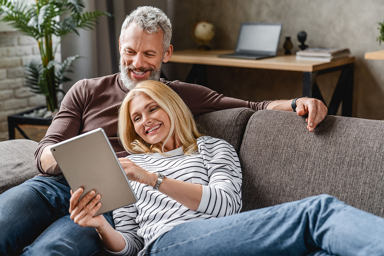 glückliches Paar mit Tablet