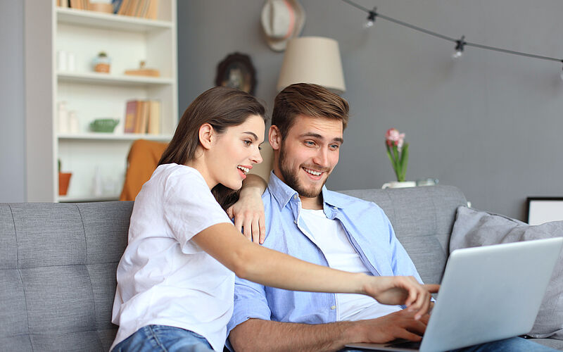 Mann und Frau lesen Zettel