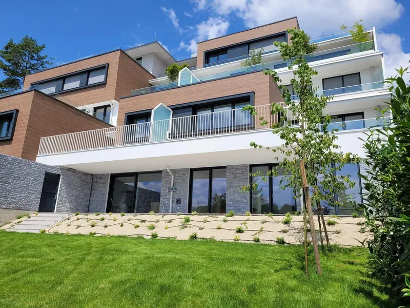 3-Zimmerwohnung mit Pool & Eigengarten!