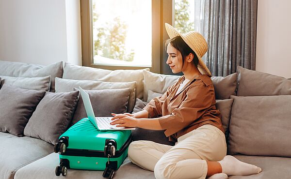 Frau in Hängematte mit Laptop