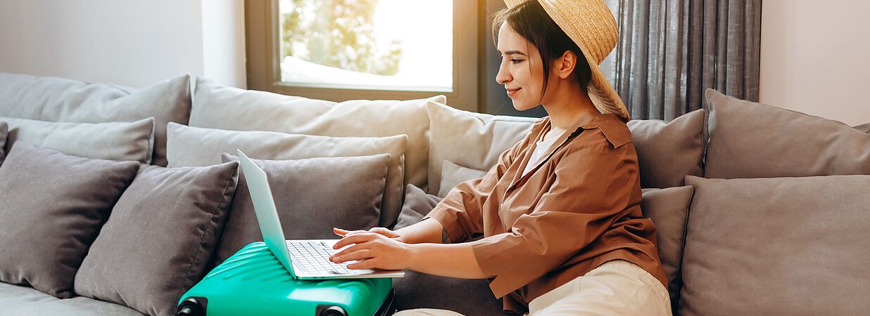 Frau in Hängematte mit Laptop